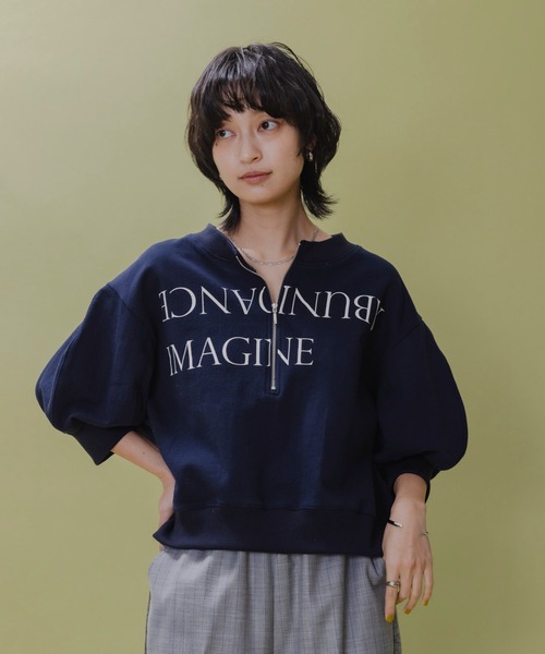新品　今季　新作　エイミーロウ　ハーフスリーブ ブラケット　茶　ブラウン テキストプリント ハーフZIPトップス Eimee Law│Eimee Law