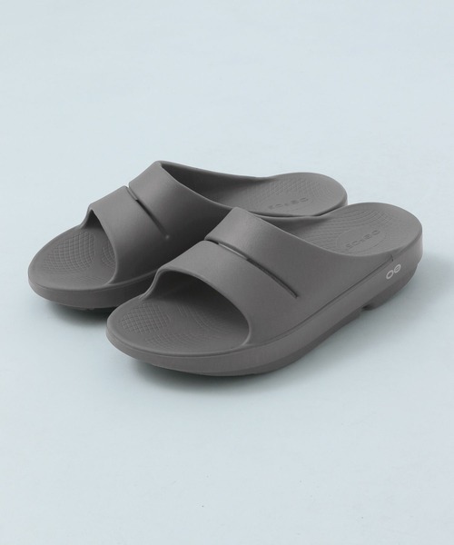 OOFOS（ウーフォス）の「【OOFOS（ウーフォス）】OOahh(ウーアー)（サンダル・メンズ・ブラック/チャコール・SMALL/MEDIUM）」の3枚目の写真