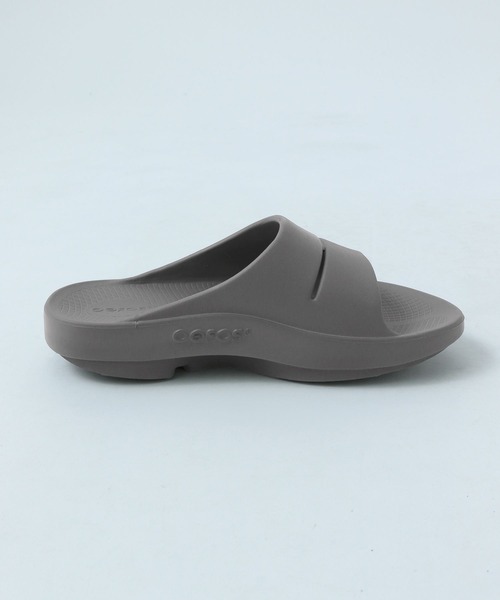 OOFOS（ウーフォス）の「【OOFOS（ウーフォス）】OOahh(ウーアー)（サンダル・メンズ・ブラック/チャコール・SMALL/MEDIUM）」の6枚目の写真