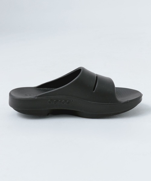 OOFOS（ウーフォス）の「【OOFOS（ウーフォス）】OOahh(ウーアー)（サンダル・メンズ・ブラック/チャコール・SMALL/MEDIUM）」の12枚目の写真