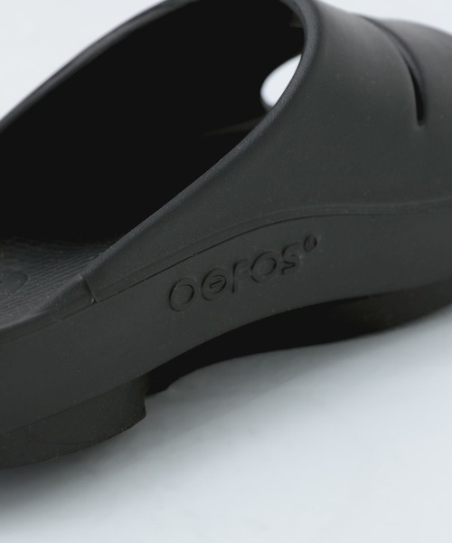 OOFOS（ウーフォス）の「【OOFOS（ウーフォス）】OOahh(ウーアー)（サンダル・メンズ・ブラック/チャコール・SMALL/MEDIUM）」の13枚目の写真
