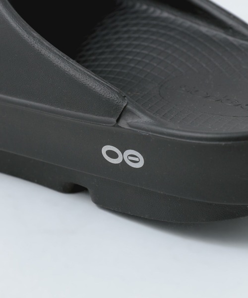 OOFOS（ウーフォス）の「【OOFOS（ウーフォス）】OOahh(ウーアー)（サンダル・メンズ・ブラック/チャコール・SMALL/MEDIUM）」の14枚目の写真