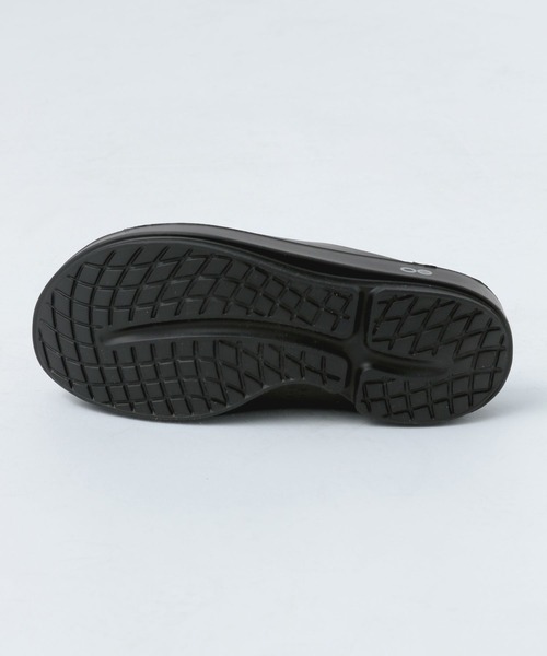 OOFOS（ウーフォス）の「【OOFOS（ウーフォス）】OOahh(ウーアー)（サンダル・メンズ・ブラック/チャコール・SMALL/MEDIUM）」の15枚目の写真