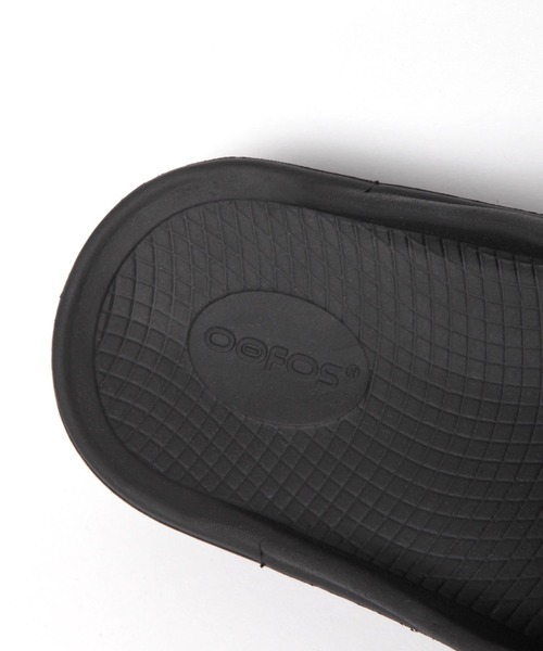 OOFOS（ウーフォス）の「【OOFOS（ウーフォス）】OOahh(ウーアー)（サンダル・メンズ・ブラック/チャコール・SMALL/MEDIUM）」の16枚目の写真
