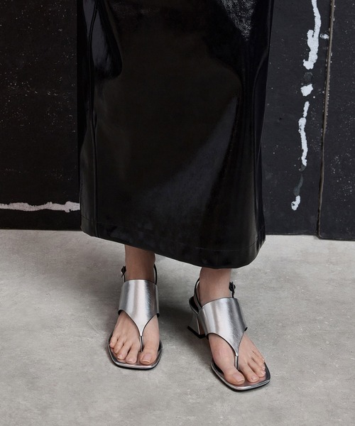 CHARLES & KEITH(チャールズ & キース)の「ワイドストラップ ヒールトングサンダル(サンダル・レディース・オフホワイト/ブラック/シルバー・26.5cm/25.5cm/23.5cm/23cm/22.5cm/22cm/25cm/24.5cm)」の3枚目の写真