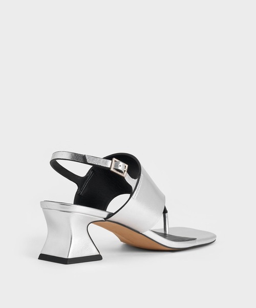 CHARLES & KEITH(チャールズ & キース)の「ワイドストラップ ヒールトングサンダル(サンダル・レディース・オフホワイト/ブラック/シルバー・26.5cm/25.5cm/23.5cm/23cm/22.5cm/22cm/25cm/24.5cm)」の18枚目の写真