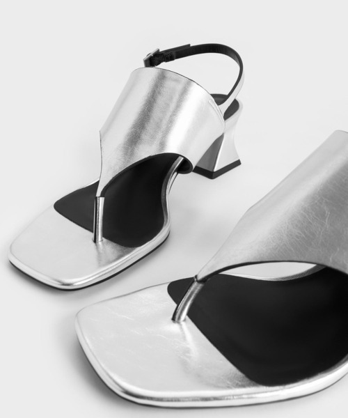 CHARLES & KEITH(チャールズ & キース)の「ワイドストラップ ヒールトングサンダル(サンダル・レディース・オフホワイト/ブラック/シルバー・26.5cm/25.5cm/23.5cm/23cm/22.5cm/22cm/25cm/24.5cm)」の7枚目の写真