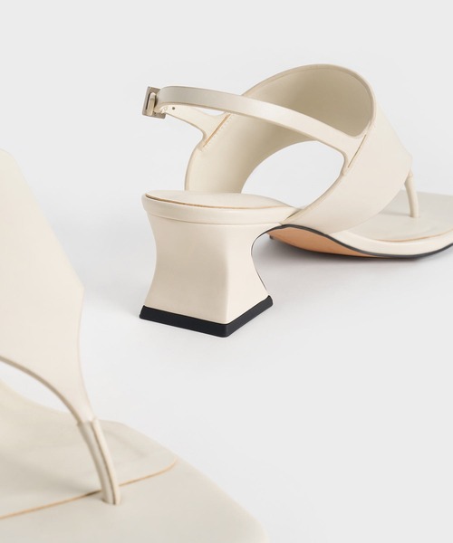 CHARLES & KEITH(チャールズ & キース)の「ワイドストラップ ヒールトングサンダル(サンダル・レディース・オフホワイト/ブラック/シルバー・26.5cm/25.5cm/23.5cm/23cm/22.5cm/22cm/25cm/24.5cm)」の4枚目の写真
