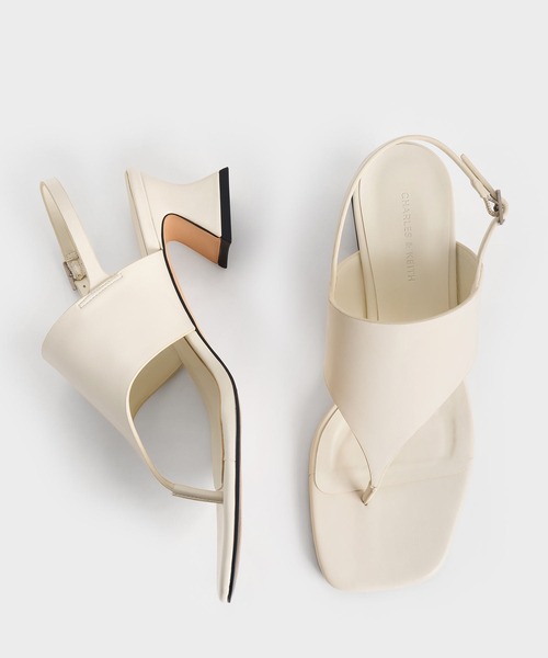 CHARLES & KEITH(チャールズ & キース)の「ワイドストラップ ヒールトングサンダル(サンダル・レディース・オフホワイト/ブラック/シルバー・26.5cm/25.5cm/23.5cm/23cm/22.5cm/22cm/25cm/24.5cm)」の5枚目の写真