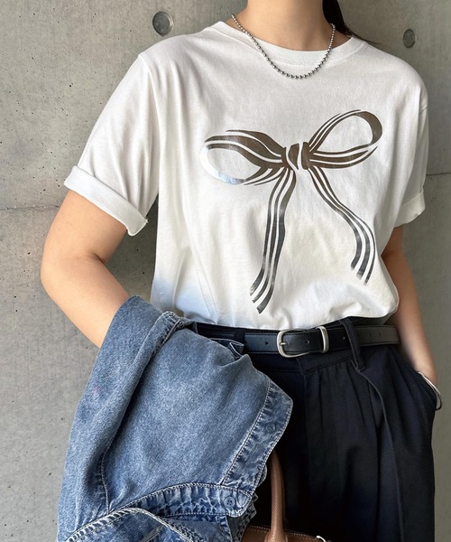Freesia by andme(フリージアバイアンドミー)の「BIGリボンプリントショート丈半袖Tシャツ(Tシャツ/カットソー・レディース・ピンク/スミクロ/オフホワイト・M)」の2枚目の写真