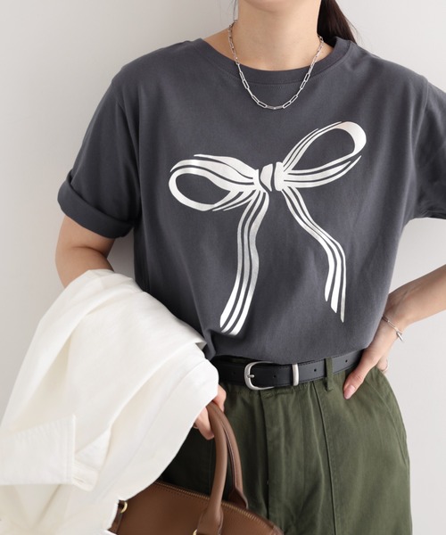 Freesia by andme(フリージアバイアンドミー)の「BIGリボンプリントショート丈半袖Tシャツ(Tシャツ/カットソー・レディース・ピンク/スミクロ/オフホワイト・M)」の1枚目の写真