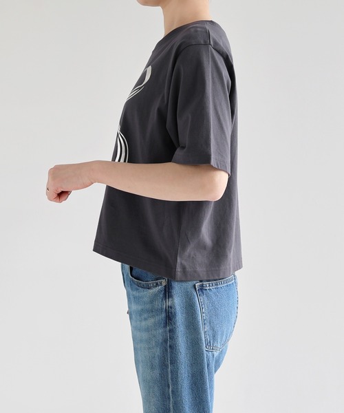 Freesia by andme(フリージアバイアンドミー)の「BIGリボンプリントショート丈半袖Tシャツ(Tシャツ/カットソー・レディース・ピンク/スミクロ/オフホワイト・M)」の5枚目の写真