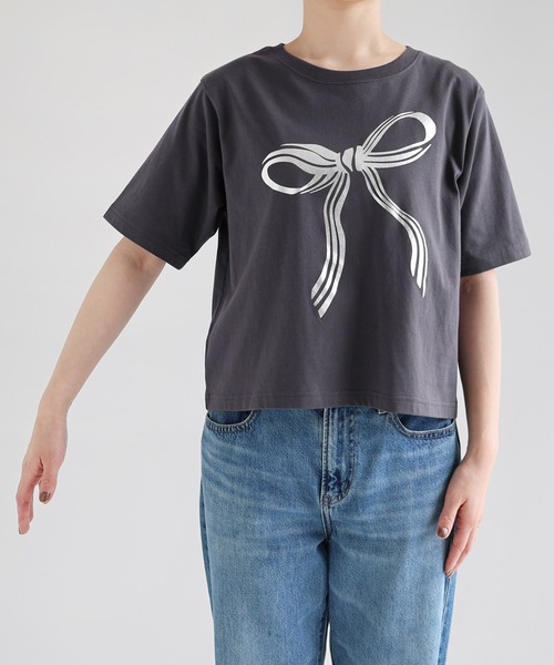 Freesia by andme(フリージアバイアンドミー)の「BIGリボンプリントショート丈半袖Tシャツ(Tシャツ/カットソー・レディース・ピンク/スミクロ/オフホワイト・M)」の4枚目の写真