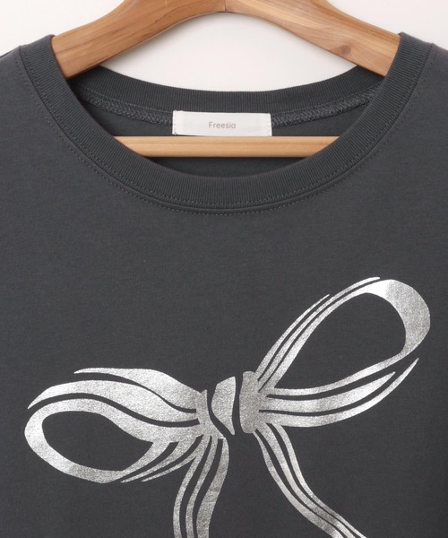 Freesia by andme(フリージアバイアンドミー)の「BIGリボンプリントショート丈半袖Tシャツ(Tシャツ/カットソー・レディース・ピンク/スミクロ/オフホワイト・M)」の14枚目の写真