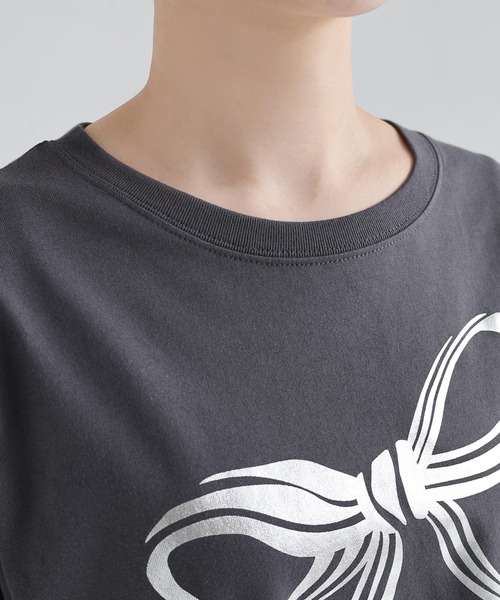 Freesia by andme(フリージアバイアンドミー)の「BIGリボンプリントショート丈半袖Tシャツ(Tシャツ/カットソー・レディース・ピンク/スミクロ/オフホワイト・M)」の7枚目の写真