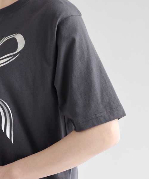 Freesia by andme(フリージアバイアンドミー)の「BIGリボンプリントショート丈半袖Tシャツ(Tシャツ/カットソー・レディース・ピンク/スミクロ/オフホワイト・M)」の9枚目の写真