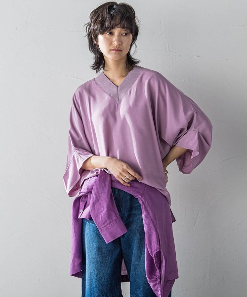 MAYSON GREY(メイソングレイ)の「タックワイドスリーブVネックドルマンブラウス≪手洗い可能≫(シャツ/ブラウス・レディース・パープル/ホワイト/ブラウン/ブラック・M)」の1枚目の写真