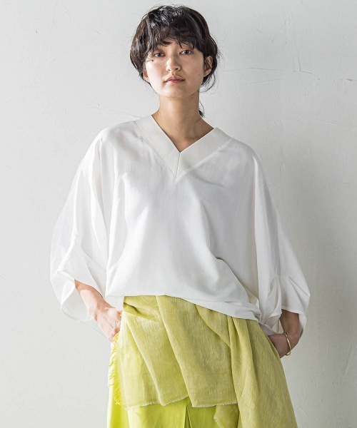 MAYSON GREY(メイソングレイ)の「タックワイドスリーブVネックドルマンブラウス≪手洗い可能≫(シャツ/ブラウス・レディース・パープル/ホワイト/ブラウン/ブラック・M)」の2枚目の写真