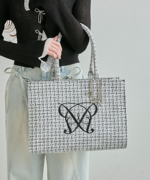 Aimerianejoieチャーム付きキャリーオントート 白 Aimerianejoieチャーム付きキャリーオントート（トートバッグ