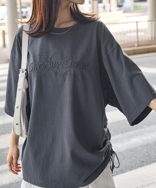 MONO-MART(モノマート)の「ヴィンテージ加工サイドシャーリングデザイン刺繍半袖Tシャツ(Tシャツ/カットソー・レディース・ブラック/ネイビー/ピンク・FREE)」の2枚目の写真