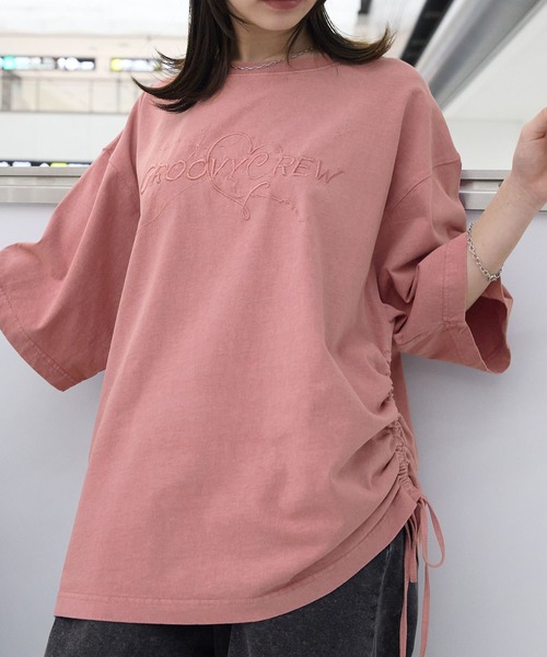 MONO-MART(モノマート)の「ヴィンテージ加工サイドシャーリングデザイン刺繍半袖Tシャツ(Tシャツ/カットソー・レディース・ブラック/ネイビー/ピンク・FREE)」の3枚目の写真