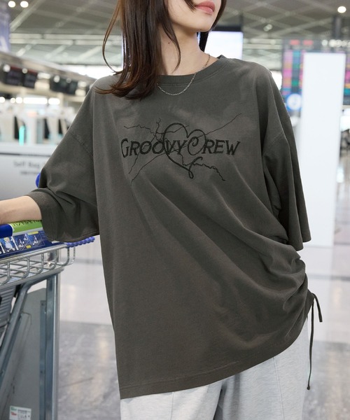 MONO-MART(モノマート)の「ヴィンテージ加工サイドシャーリングデザイン刺繍半袖Tシャツ(Tシャツ/カットソー・レディース・ブラック/ネイビー/ピンク・FREE)」の6枚目の写真
