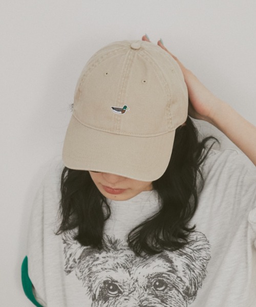 MERLOT（メルロー）の「ダック刺繍ノームコアキャップ（キャップ・レディース・ベージュ/レッド・FREE）」の3枚目の写真