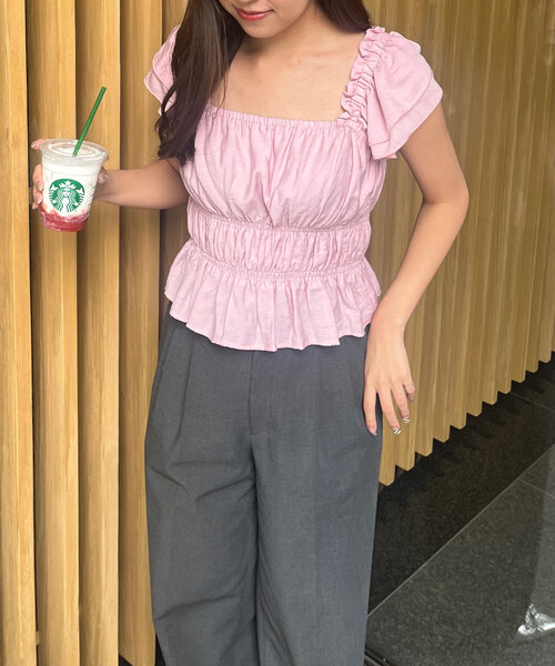 continuer de NICE CLAUP(コンティニューデナイスクラップ)の「【@reve.perle_セレクト】フリルシャーリングブラウス(シャツ/ブラウス・レディース・レンガ/ピンク/ブラック/アイボリー・FREE)」の1枚目の写真