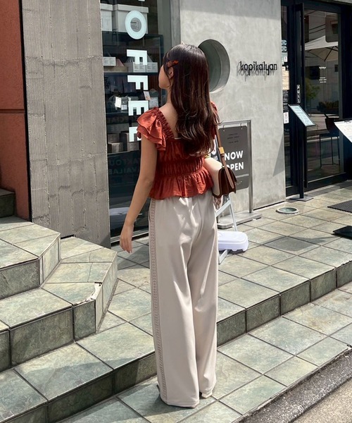 continuer de NICE CLAUP(コンティニューデナイスクラップ)の「【@reve.perle_セレクト】フリルシャーリングブラウス(シャツ/ブラウス・レディース・レンガ/ピンク/ブラック/アイボリー・FREE)」の15枚目の写真