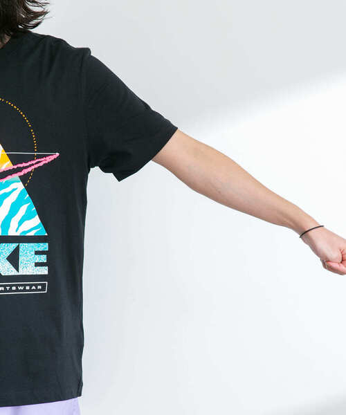 NIKE(ナイキ)の「NIKE NSW T-SHIRTS OC BRANDRIFF(Tシャツ/カットソー・メンズ・ブラック/オフホワイト・MEDIUM/LARGE)」の6枚目の写真