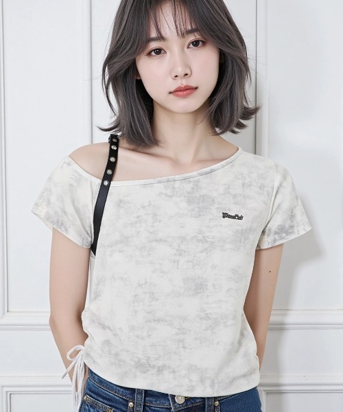 .KOM(ドットコム)の「A'GEM/9 × .kom 『.KOM/ドットケーオーエム』 ショルダーベルトトップ(その他トップス・レディース・ブラック/ホワイト・FREE)」の1枚目の写真