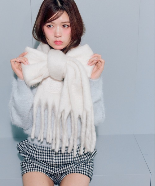 OLIVE des OLIVE（オリーブデオリーブ）の「【SNSで話題】ロゴ刺繍ブークレマフラー（ストール/ショール・レディース・レッド/ピンク/サックスブルー/アイボリー・FREE）」の8枚目の写真