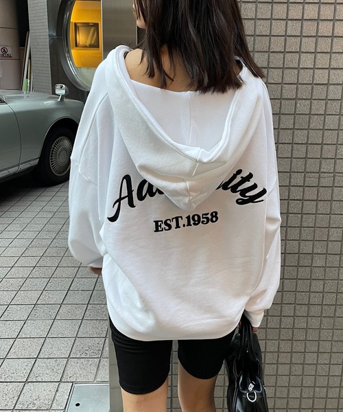 ROGER AND RAW(ロジャーアンドロウ)の「バック刺繍フードスウェットプルオーバー(Tシャツ/カットソー・レディース・ホワイト/ブラック/カーキ・FREE)」の2枚目の写真