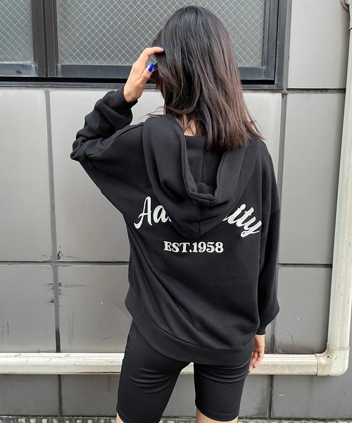ROGER AND RAW(ロジャーアンドロウ)の「バック刺繍フードスウェットプルオーバー(Tシャツ/カットソー・レディース・ホワイト/ブラック/カーキ・FREE)」の1枚目の写真