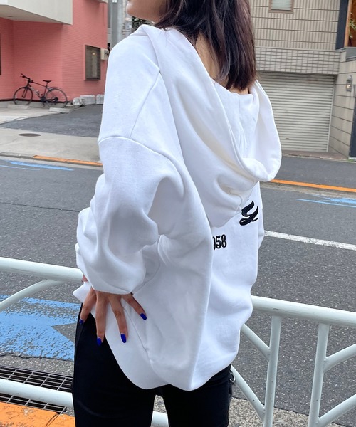 ROGER AND RAW(ロジャーアンドロウ)の「バック刺繍フードスウェットプルオーバー(Tシャツ/カットソー・レディース・ホワイト/ブラック/カーキ・FREE)」の4枚目の写真