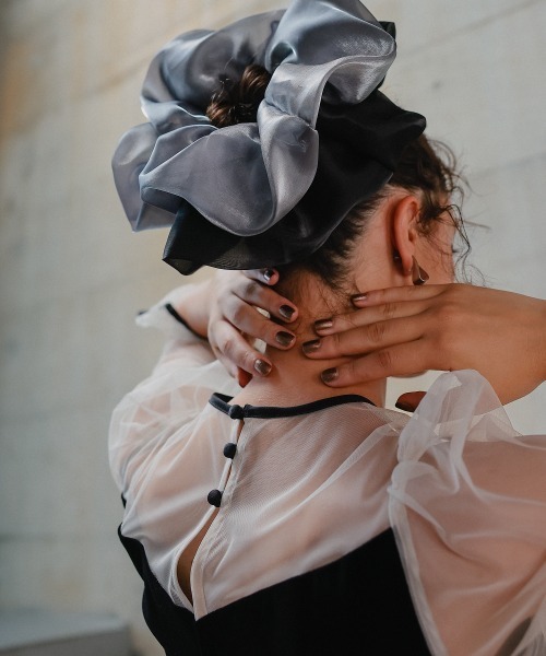 Callarus（カラルス）の「〔Callarus〕配色オーガンジービッグシュシュ（シュシュ・レディース・ブラック系/アイボリー系・FREE）」の2枚目の写真