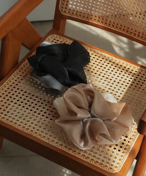 Callarus（カラルス）の「〔Callarus〕配色オーガンジービッグシュシュ（シュシュ・レディース・ブラック系/アイボリー系・FREE）」の3枚目の写真