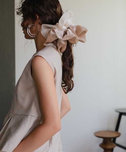 Callarus（カラルス）の「〔Callarus〕配色オーガンジービッグシュシュ（シュシュ・レディース・ブラック系/アイボリー系・FREE）」の5枚目の写真