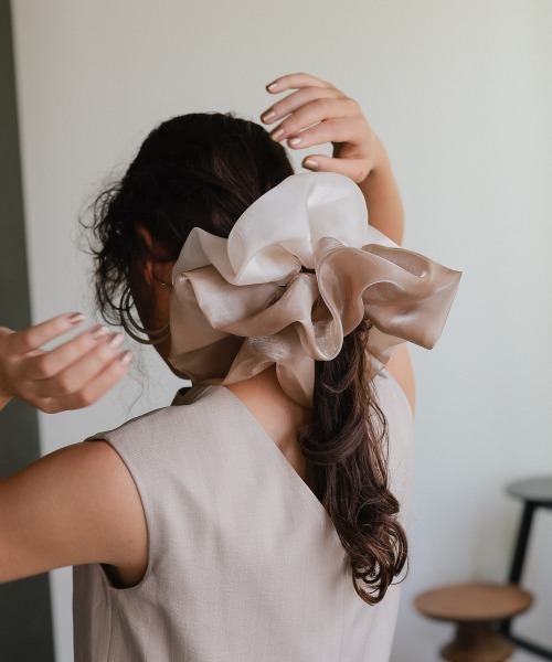 Callarus（カラルス）の「〔Callarus〕配色オーガンジービッグシュシュ（シュシュ・レディース・ブラック系/アイボリー系・FREE）」の6枚目の写真