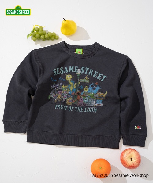 FRUIT OF THE LOOM（フルーツオブザルーム）の「長袖スウェット① / キッズ / セサミストリート / コラボプリント / 総勢キャラクター（スウェット・キッズ・ピンク/アイボリー/ブラック・110cm/130cm/150cm）」の2枚目の写真