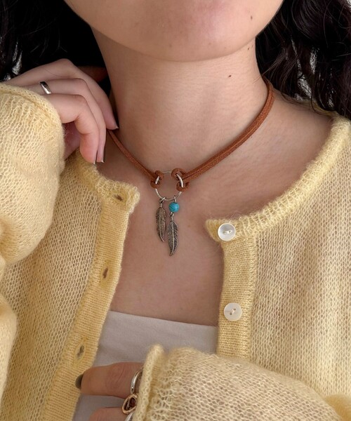 fredy emue(フレディエミュ)の「フェザートップチョーカー(チョーカー・レディース・ブラウン・FREE)」の2枚目の写真