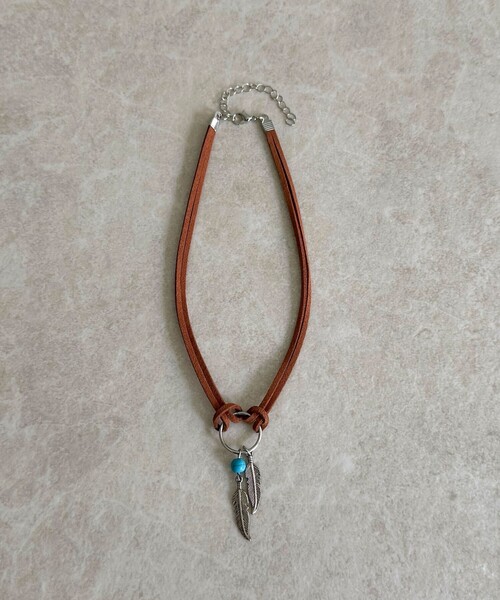 fredy emue(フレディエミュ)の「フェザートップチョーカー(チョーカー・レディース・ブラウン・FREE)」の3枚目の写真