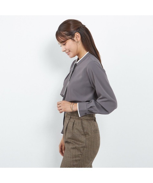 SUIT SELECT(スーツセレクト)の「【長袖】ボウタイ取り外し2WAYプルオーバー(シャツ/ブラウス・レディース・ブラック×ホワイト/ホワイト/グレー・MEDIUM/LARGE/SMALL)」の21枚目の写真