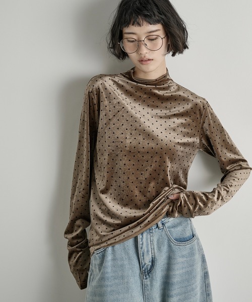 THE YOn（ザヨン）の「ドットベロアハイネックトップス（Tシャツ/カットソー・レディース・グレー/アイボリー/ブラウン・FREE）」の3枚目の写真