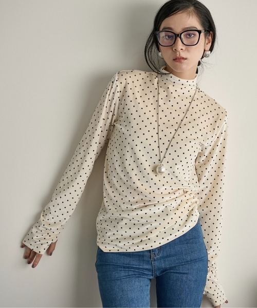 THE YOn（ザヨン）の「ドットベロアハイネックトップス（Tシャツ/カットソー・レディース・グレー/アイボリー/ブラウン・FREE）」の2枚目の写真