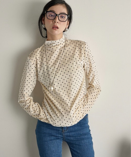 THE YOn（ザヨン）の「ドットベロアハイネックトップス（Tシャツ/カットソー・レディース・グレー/アイボリー/ブラウン・FREE）」の5枚目の写真