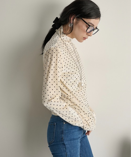 THE YOn（ザヨン）の「ドットベロアハイネックトップス（Tシャツ/カットソー・レディース・グレー/アイボリー/ブラウン・FREE）」の6枚目の写真