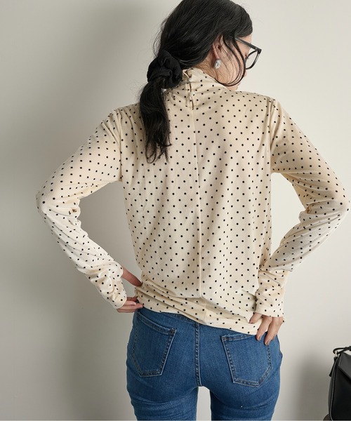 THE YOn（ザヨン）の「ドットベロアハイネックトップス（Tシャツ/カットソー・レディース・グレー/アイボリー/ブラウン・FREE）」の7枚目の写真