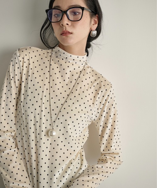 THE YOn（ザヨン）の「ドットベロアハイネックトップス（Tシャツ/カットソー・レディース・グレー/アイボリー/ブラウン・FREE）」の8枚目の写真