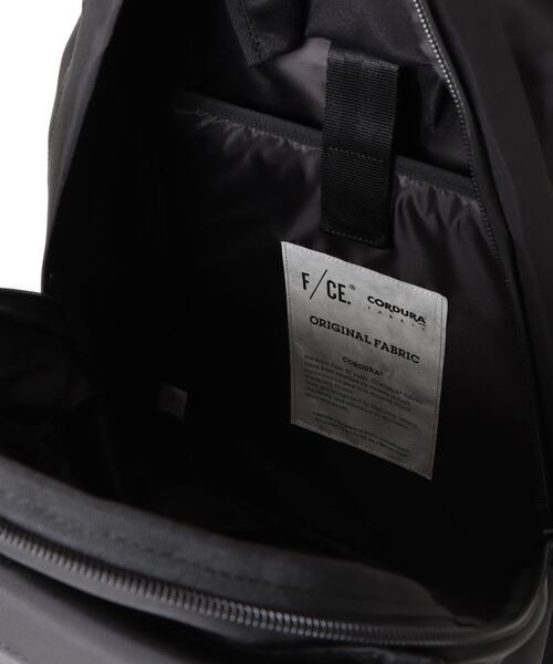 F/CE. (エフシーイー)の「F/CE./エフシーイー 420 re/cor TECHNICAL DAY PACK 24L(バックパック/リュック・メンズ・ブラック/グレー・FREE)」の4枚目の写真